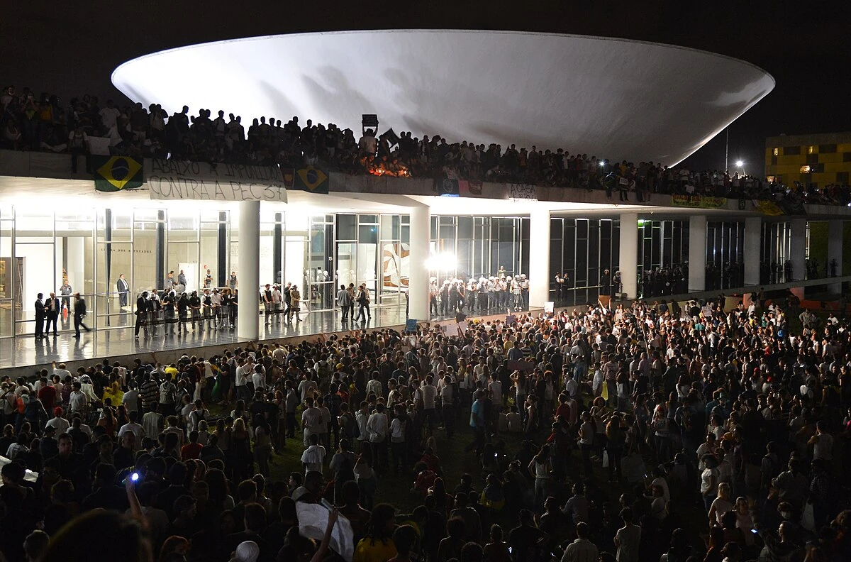 Protesto_no_Congresso_Nacional_do_Brasil,_17_de_junho_de_2013